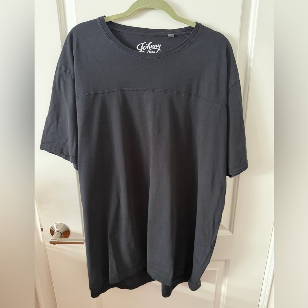 Johnny Men's Classic Black Tee